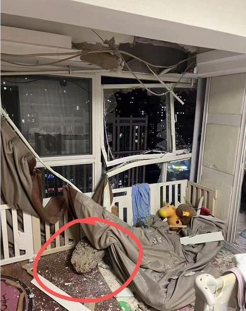 安徽一路口供暖管道局部爆裂!4名过路群众受伤