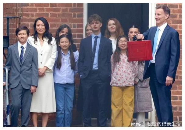 英国组建史上“女性部长最多”内阁,16岁辍学的她成副首相,还诞生首位女财政大臣