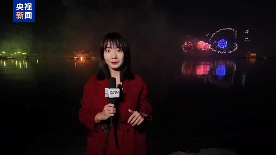 迎接新年 阿联酋哈伊马角无人机和烟花表演点亮夜空