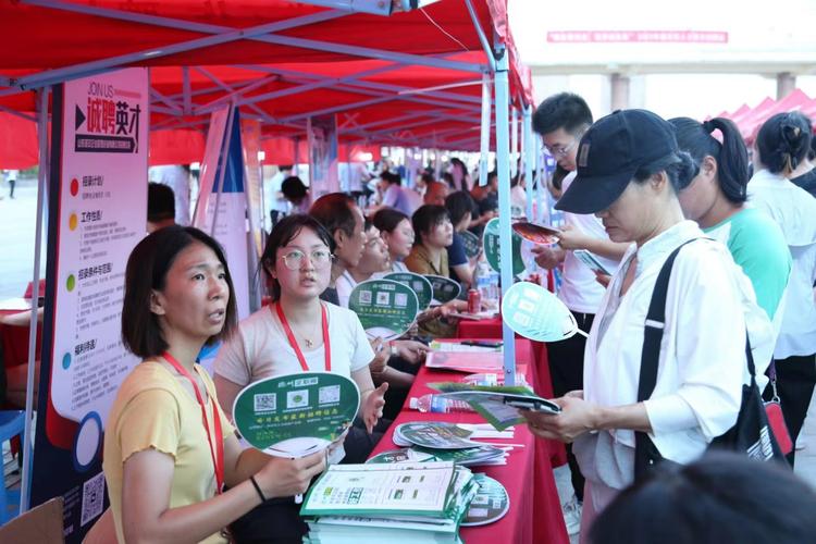 青海:“人才夜市”让就业服务更具“烟火气”
