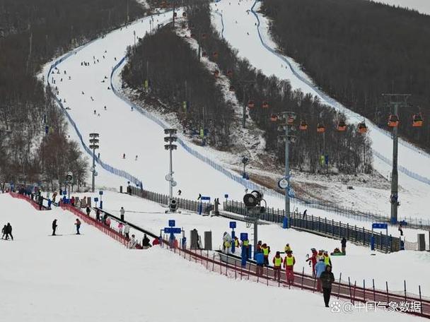 雅安一滑雪场“开板”迎客 “滚滚”也登场了