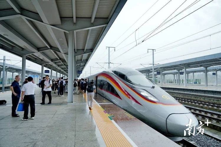 梅龙高铁加开动车组列车39列