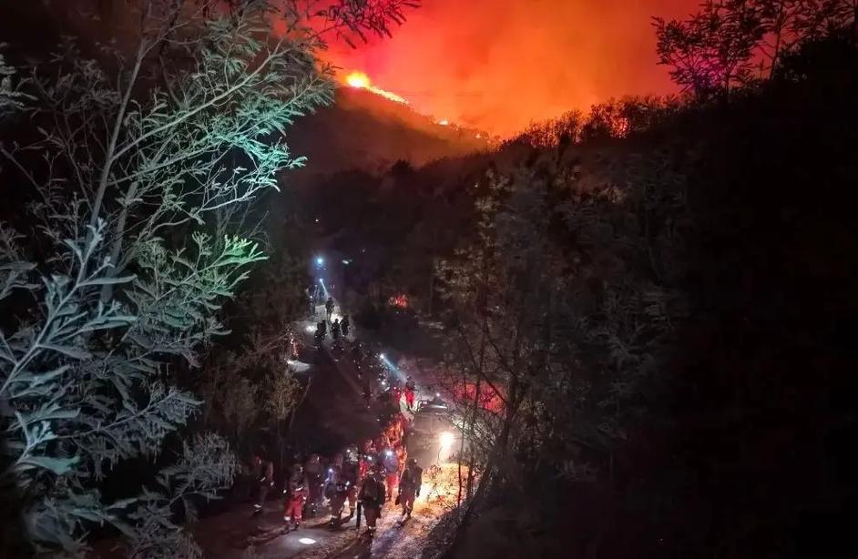 郑和故里昆明晋宁发生山火 515名扑火人员全力处置火情