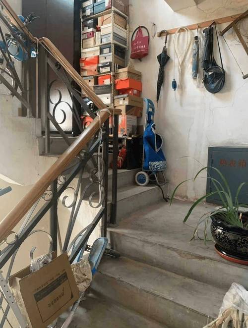 邻居日日在家门口砰!砰!砰!母女俩苦不堪言