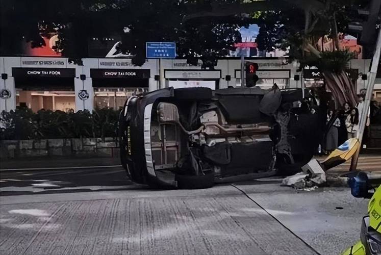 转弯时座驾疑似失控,香港知名女星突发车祸!