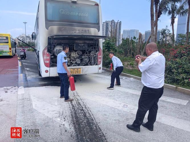 路边轿车自燃 海口“公交侠”接力扑灭
