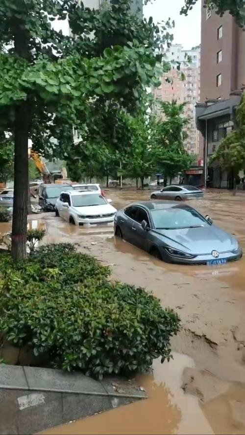 陕西宝鸡暴雨受灾地区道路交通、电力、通信正逐步恢复
