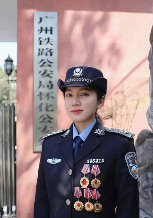 铁路警花的暑运日常:甘担旅客的“救急大使”