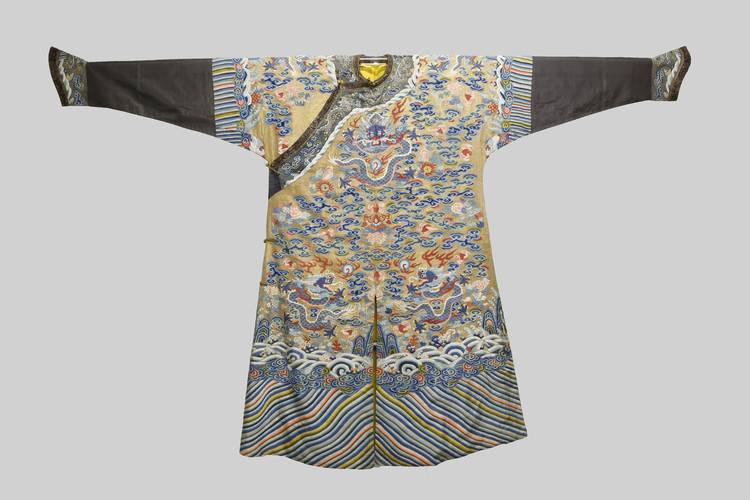 辽博馆藏近二百件龙元素文物展出 “龙袍”亮相其中
