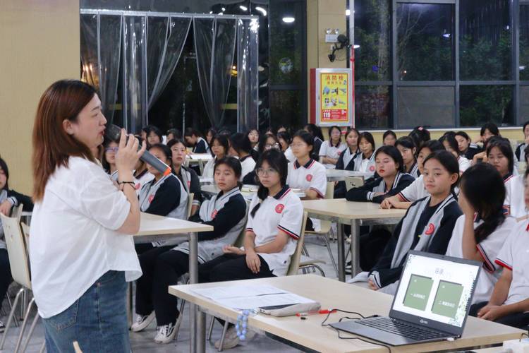 (身边的变化)清华学子回乡教书记:从零起步,做更好的自己