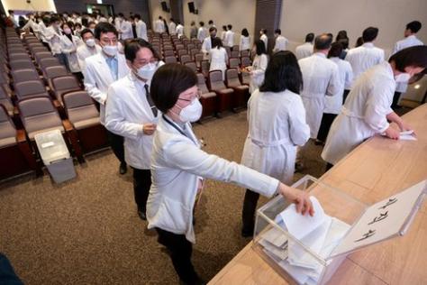 韩国19所医科大学组成紧急对策委员会,将在15日前决定是否辞职