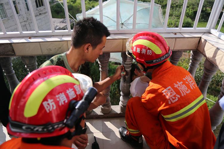 男孩头卡进篮球框 深圳消防成功救援