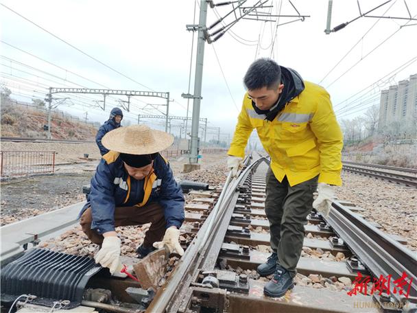 (新春走基层)铁路隧道“破冰人”:最多一日清冰千余公斤