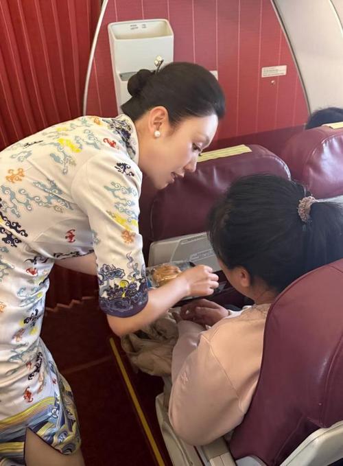 旅客空中突发幽闭恐惧症 首都航空乘务组温情守护