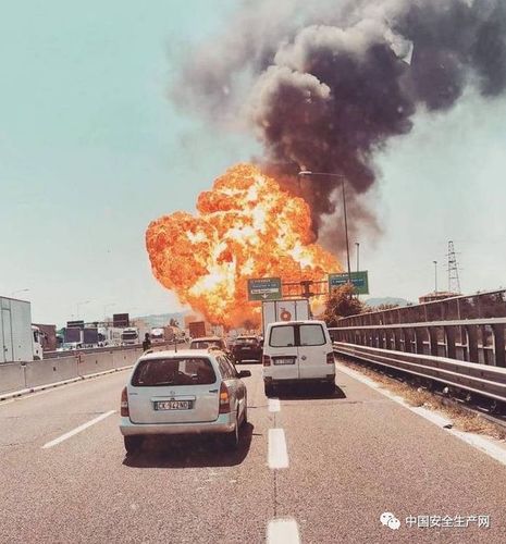 美国科罗拉多州油罐车发生车祸1人死 现场大量有毒浓烟