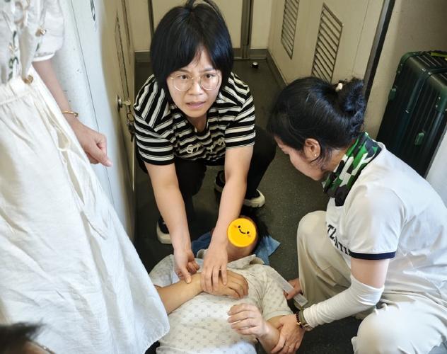 高铁上乘客身体不适 3名医大学生出手救人