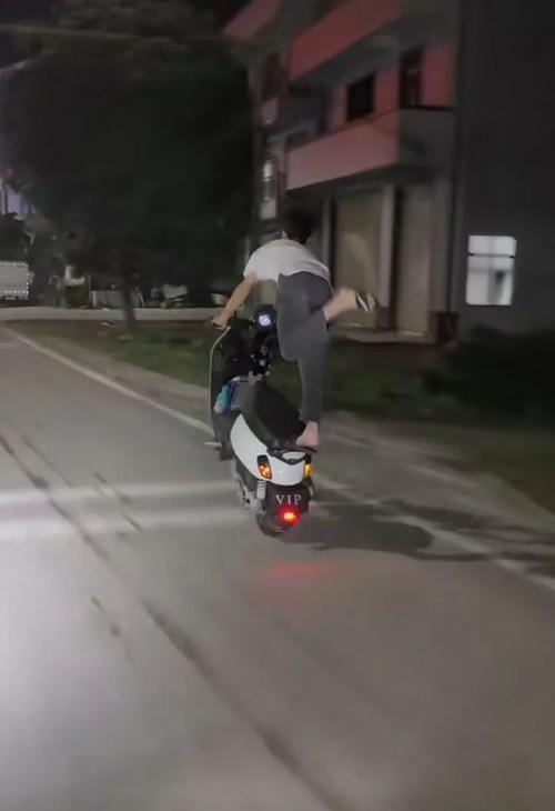 飙车炸街!6名00后被查,其中2人被刑拘