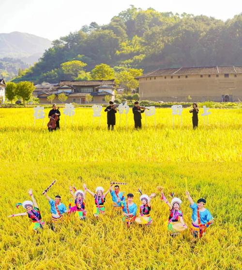 福建华安:国庆土楼上演非遗奇妙夜