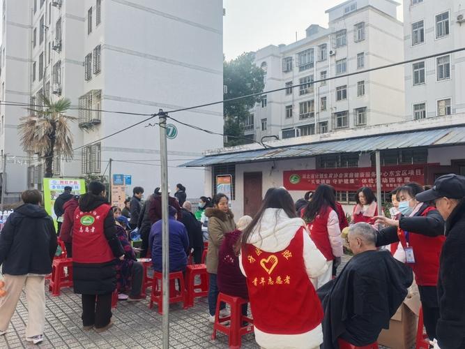 (新春走基层)养老服务业迎新春热潮 青年守护“银发族”家味年味