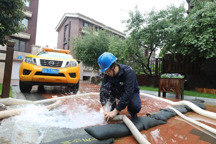 强降雨致辽宁绥中部分区域电力通信中断 救灾工作正在进行