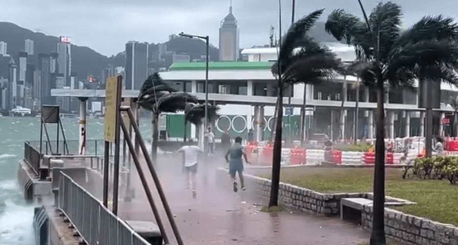 香港天文台发出“八号风球” 部分学校将停课 地铁正常服务