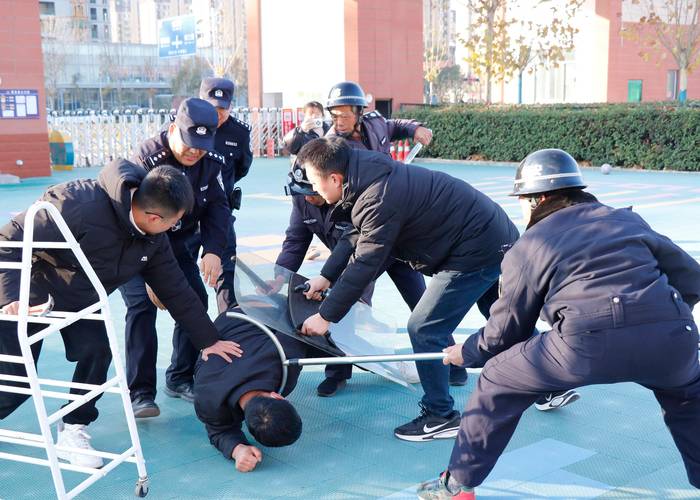 重庆小伙散步途中,与民警携手干了一件大事