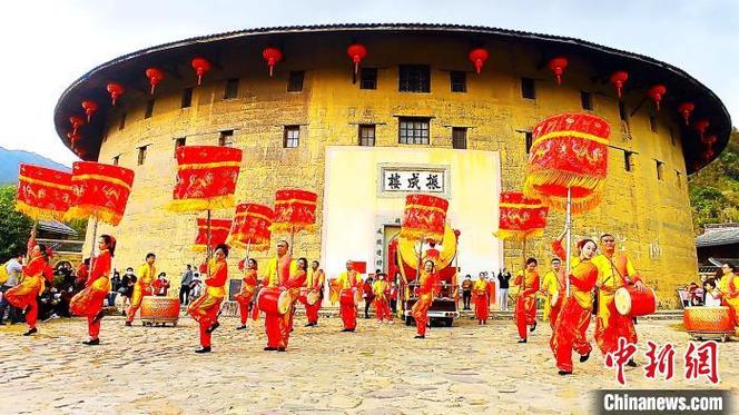 (新春走基层)闽西客家古村落游龙灯闹新春 再现800年前南宋遗风