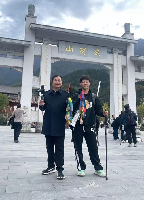 长沙大学生三次夜爬武功山捡800个瓶子挑下山,所带旗子上的文案亮了