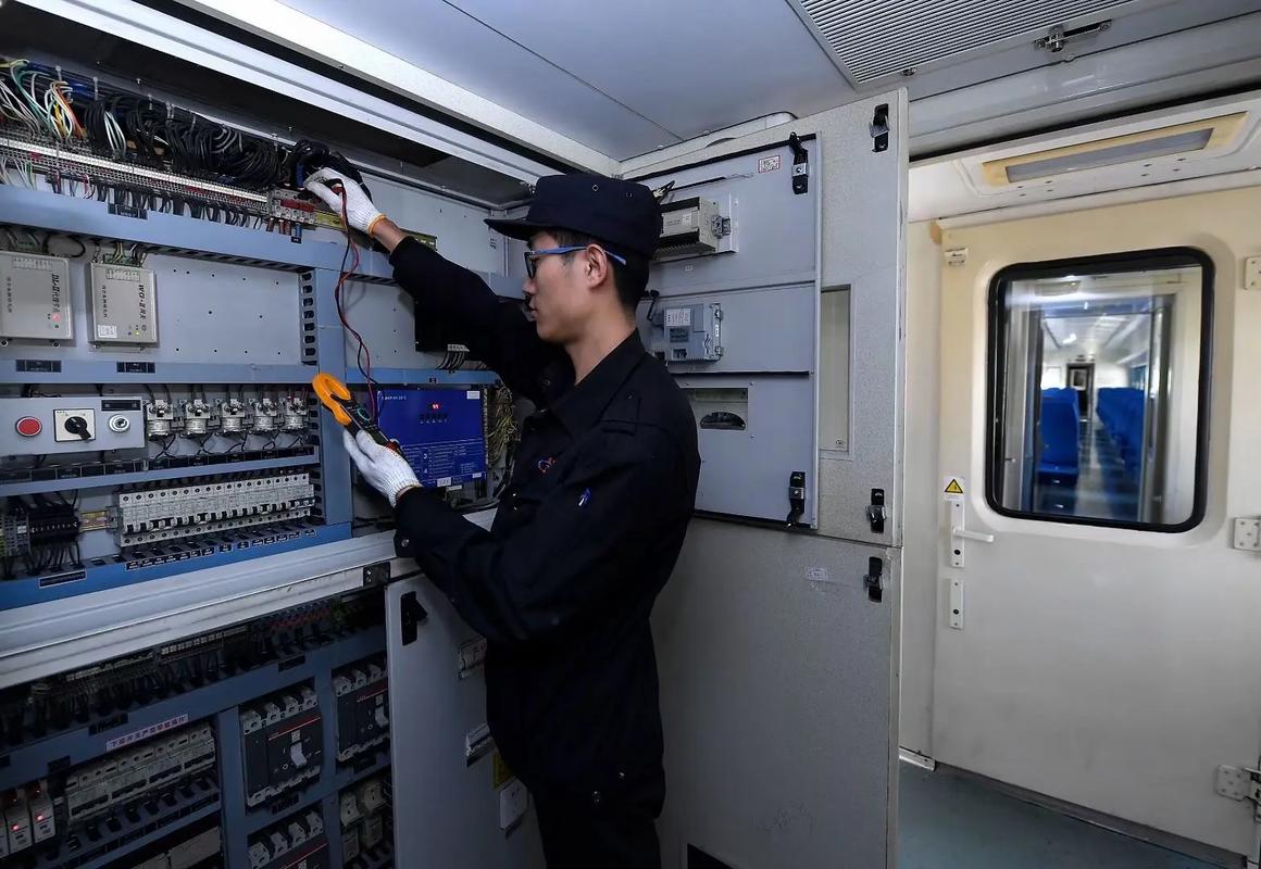 跟着检修员 感受“动车医生”的“火眼金睛”