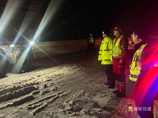 持续性暴雪致路面结冰 甘南州交警昼夜奋战疏散滞留旅客