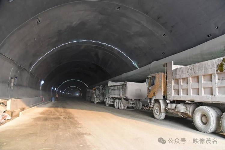 阳信高速板塘岭隧道双线贯通