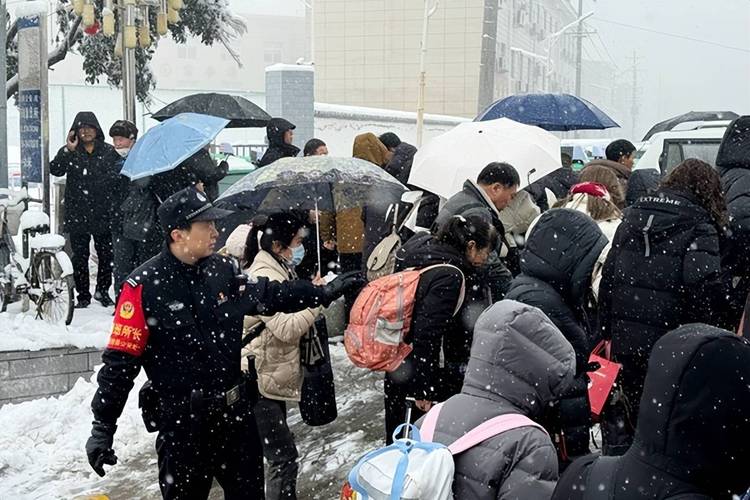 西安铁路局积极应对雨雪冰冻天气 全力确保旅客出行安全