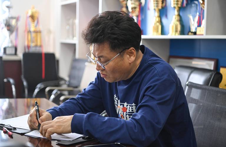 韩国籍篮球教练姜正秀:以体育为桥了解新疆