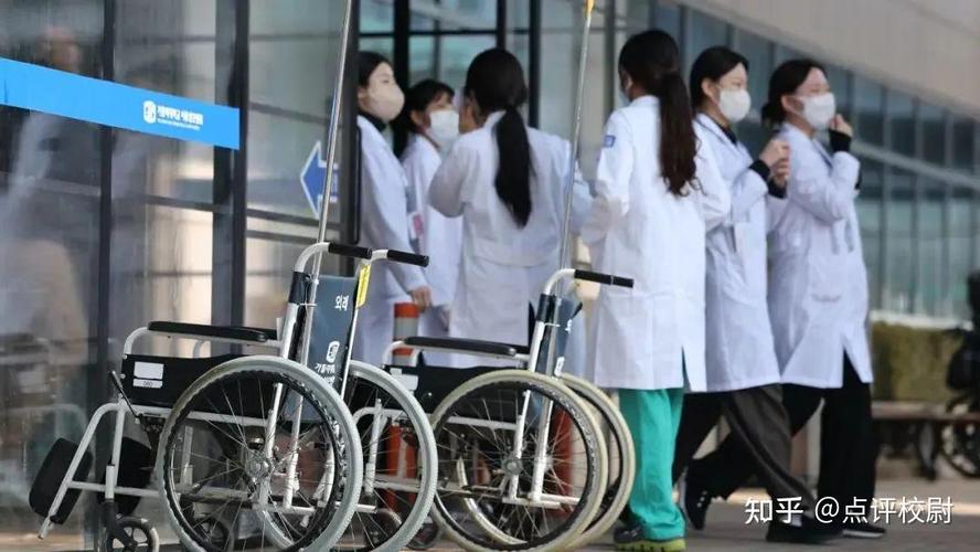 韩媒:韩医生试图入场向尹锡悦提医改建议,遭警卫捂嘴拖走