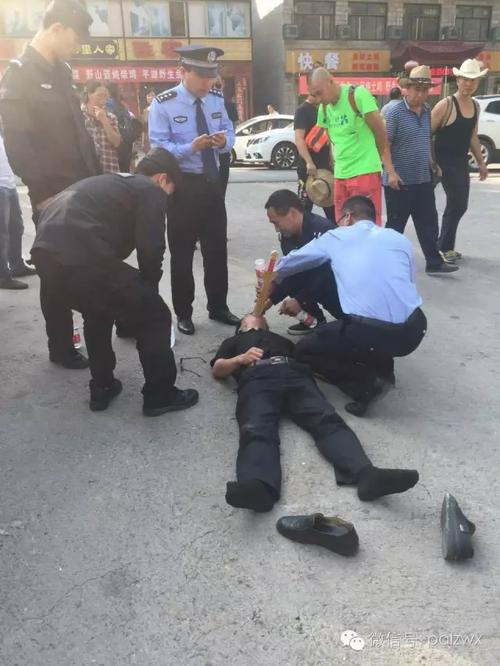 男子在福州一景区手持征婚纸牌被保安按倒大喊“救命”,景区回应