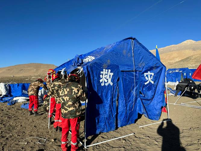 甘肃正宁:4名学生不慎被困半山腰 消防紧急救援