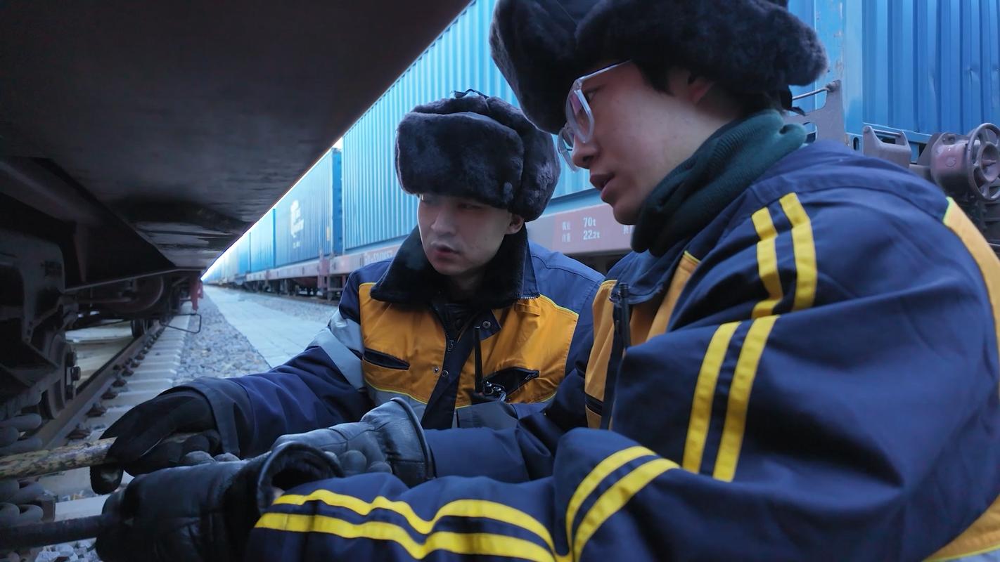 (新春走基层)“00后”新铁路人在守护高铁中迎新春