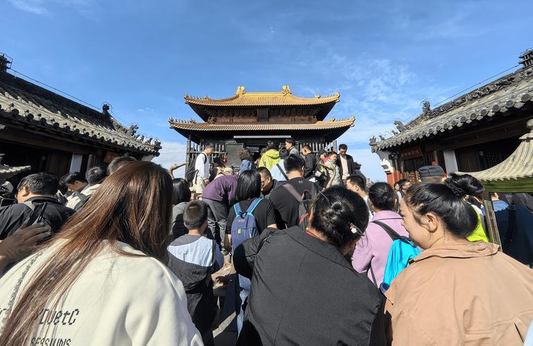 闽台5000余人旅游团队登临武当山