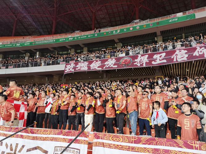 燃爆了!兰州陇原竞技主场首秀 球迷现场助威喊声震天