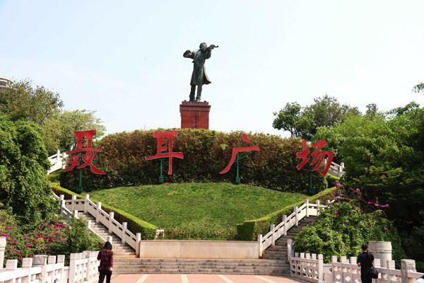 香港明星足球队走进聂耳故乡玉溪:绿茵场里万人合唱劲歌金曲