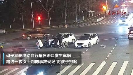近20名驾驶员合力抬车,四分钟疏通道路!