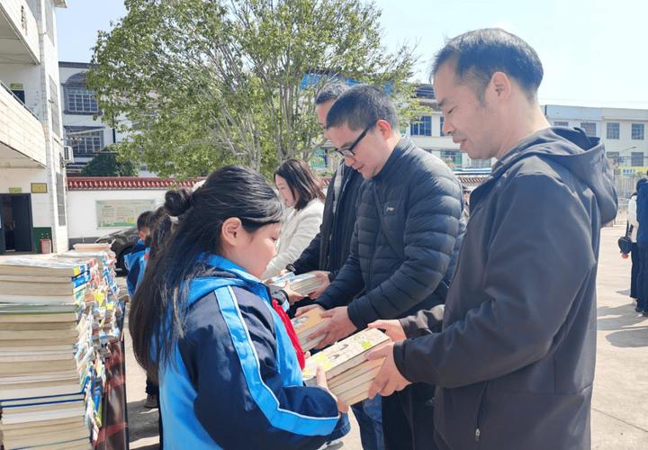 长沙市直机关开展“学雷锋·送政策”主题党日活动