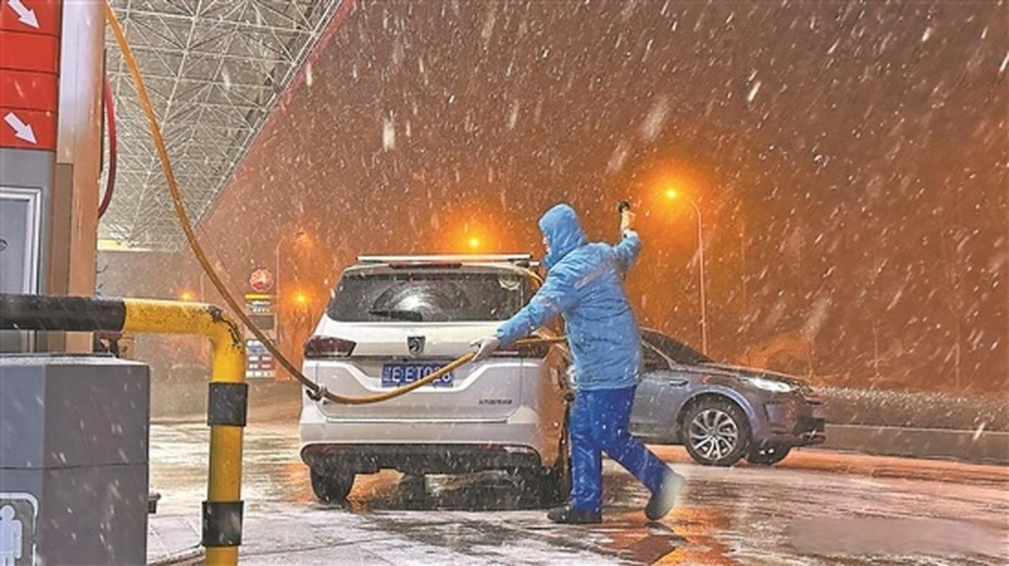 (新春走基层)车鸣笛 灯火起:能源保供路上的坚守