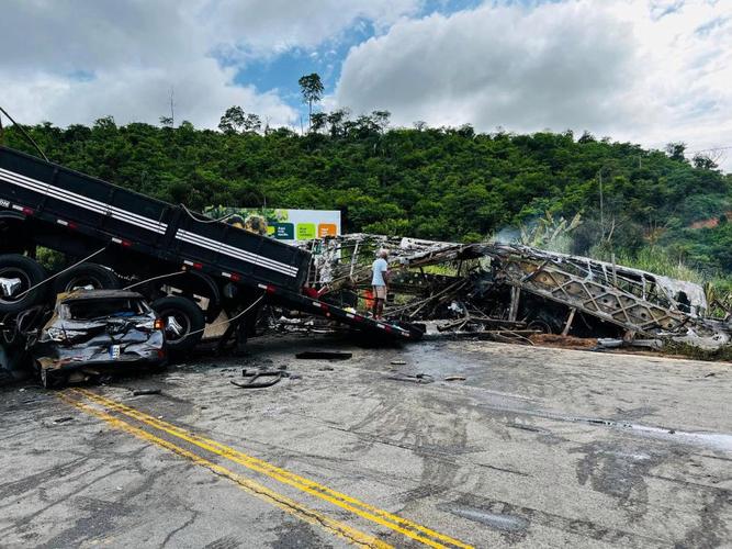 玻利维亚东部公路一大巴坠谷 已致7死34伤