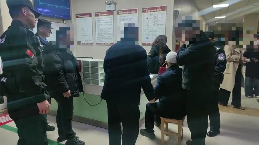 老人突发心脏疾病 民警争分夺秒护送就医
