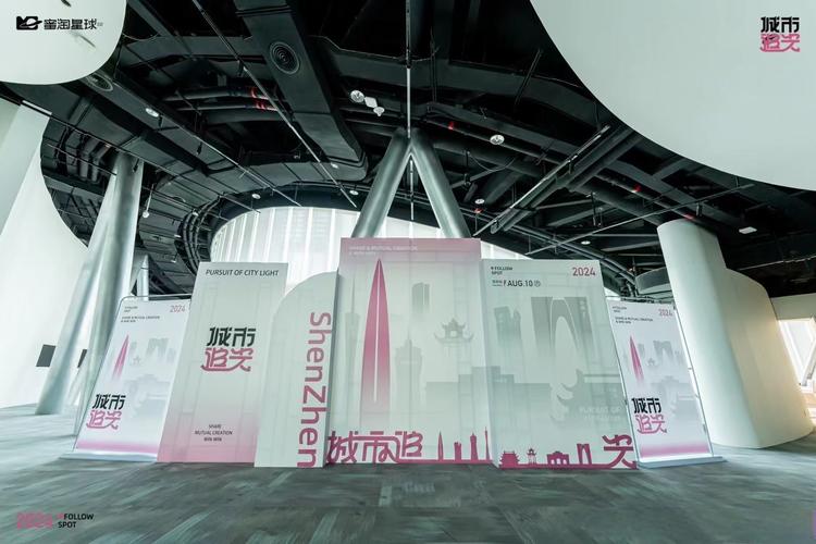 “把深圳故事讲给更多年轻人听” 图片展首日吸引大批市民参观打卡