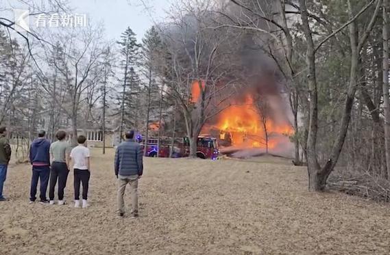 突发!一小型飞机在美国俄勒冈州坠毁 引发火灾