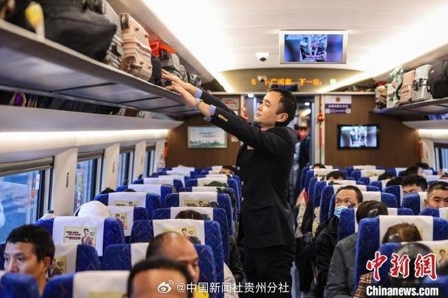 (新春走基层)贵州2025年首趟返岗务工动车专列发出