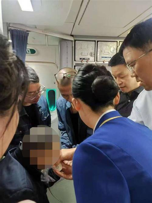 （新春走基层）乘客深夜车站突发哮喘 众人合力施救