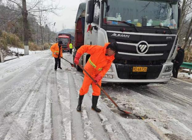 铺草垫、撒融雪剂……春运遇降雪 庐山公路80人上路除雪保畅
